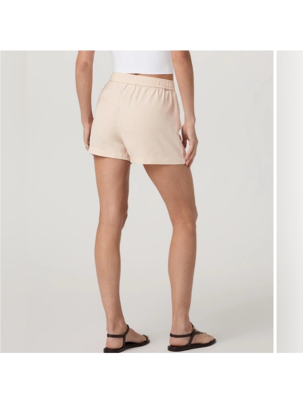 Vuori Trestless Twill Shorts W/Pockets Size Medium Color Sand Dollar NWT 3.5” In - Picture 2 of 8